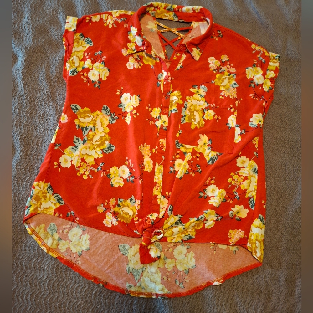 🪷3/$25 Red Floral sleeveless button-up